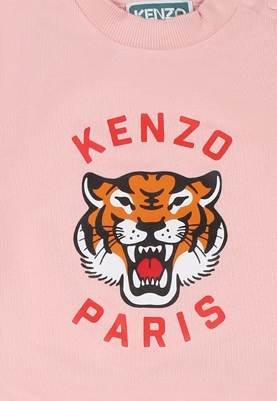 Sweatshirt en coton rose avec un grand motif de tigre coloré et un texte rouge audacieux indiquant "KENZO PARIS" autour de la conception.