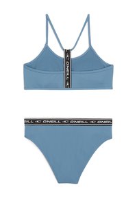 Set di bikini azzurro chiaro realizzato in tessuto morbido. Il bralette presenta spalline sottili e un accento nero firmato. Il costume inferiore ha una fascia coordinata.
