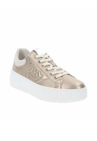Sneaker oro metallico con suola bianca, design con lacci, parte superiore liscia, colletto imbottito e dettaglio del logo sul lato. Suola piattaformata texturizzata.