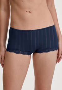 Marineblauwe boxershorts met een verticaal gestreept patroon en kant aan de zoom. Zachte stof met een licht elastische tailleband.