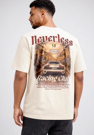Neverless, HERREN T-SHIRT - RACING CLUB - OVERSIZED RELAXED FIT SOMMER - Print T-shirt - hell-beige