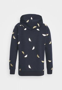 Felpa navy blue con maniche lunghe e cappuccio, decorata con motivi di piume dorate lucide sparse sulla schiena e sulle maniche.