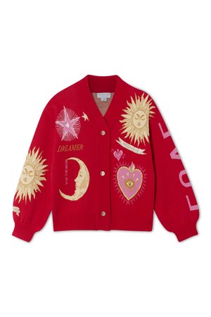Rød cardigan med indviklet gul og pink broderi, der har sol-, måne- og hjerte-motiver. V-hals, knaplukning og ribbede manchetter.