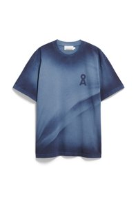 Baumwoll-T-Shirt in verschiedenen Blautönen mit Rundhalsausschnitt und kurzen Ärmeln. Ein kleines Logo ist auf der Vorderseite aufgedruckt.