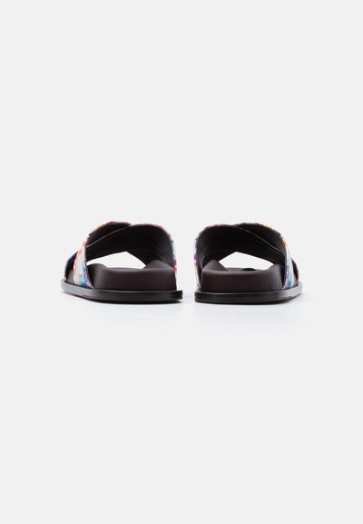 Paire de sandales slides noires avec des brides en tissu à motifs multicolores et des semelles épaisses et rembourrées, vues de face.