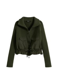 Giacca corta verde oliva con texture a coste, colletto alto, chiusura con zip, due tasche frontali e orlo regolabile con cordino.