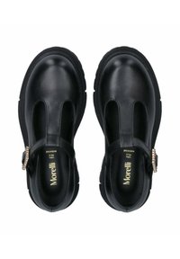 Scarpe in pelle nera con punta arrotondata, due ritagli sulla parte superiore, suola spessa e una cinturino regolabile con una fibbia decorativa.