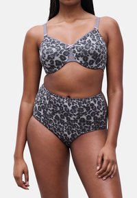 Graues Leopardenmuster-BH und hochgeschnittenes Unterwäsche-Set aus weichem Stoff, mit Unterbruststütze und dekorativem Schleifchen am BH.