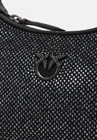 Pinko HALF MOON BABY - Geantă de mână - nero limousine/canna fucile