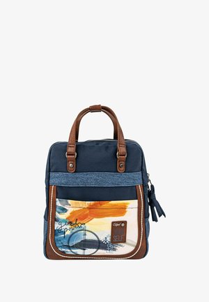 Bolsa de tela azul marino con detalles en cuero marrón, con un diseño artístico colorido en el frente, dos asas superiores y cierre de cremallera.