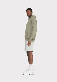 Chelsea Peers LOGO - Jersey con capucha - khaki