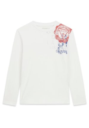 T-shirt blanc à manches longues col rond avec texte graphique bleu et rouge délavé et emblème sur l'épaule gauche indiquant « Guess California. »
