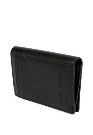 Melnas ādas maksts ar redzamu šuvumu un iegrieztu zīmolu nosaukumu priekšpusē, attēlotu slēgtu nedaudz slīpi.