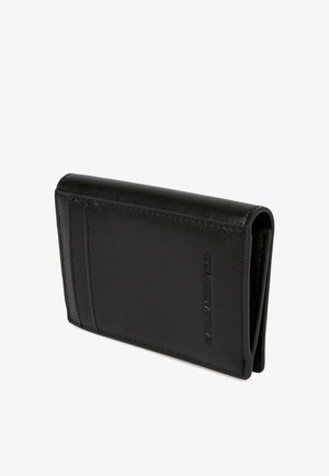 Czarny skórzany portfel z widocznym szwem i wytłoczonym logo marki z przodu, pokazywany zamknięty pod lekko nachylonym kątem.