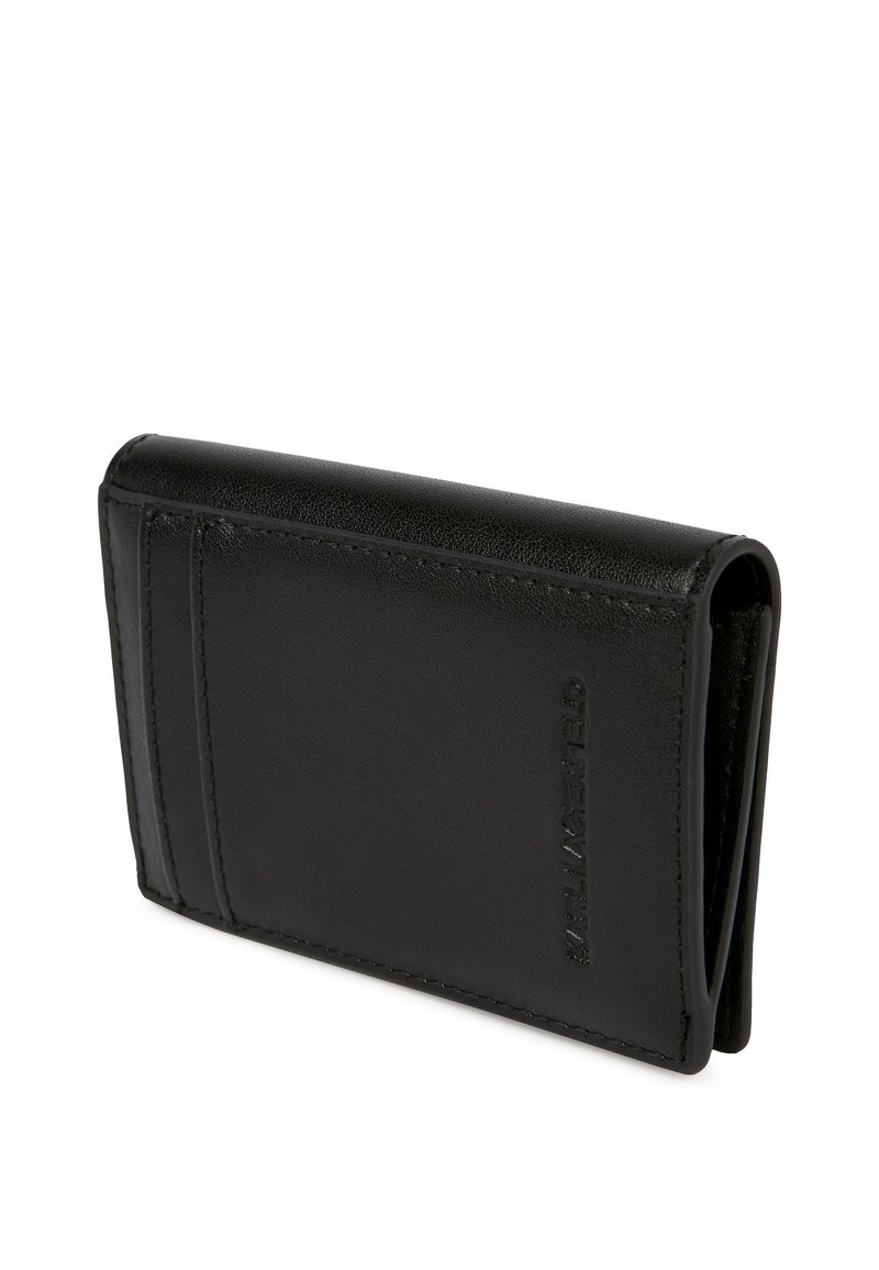 Juodas odinis piniginė su matomomis siuvimo siūlėmis ir iškaltu prekės ženklu priekyje, pateikta uždaryta šiek tiek kampu.