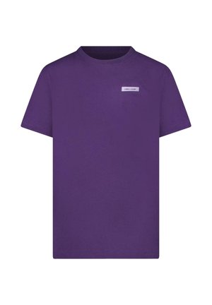 Paarse katoenen t-shirt met een ronde hals en korte mouwen, voorzien van een klein bedrukt label op de borst. Soepele textuur.