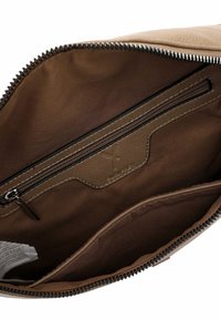 Interno di una borsa in tessuto marrone con tasca con zip, texture liscia e un'etichetta di branding. La fodera è anch'essa marrone, offrendo un design coerente.