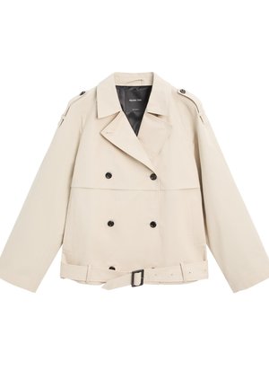 Beige dubbelbreasted trenchcoat met brede revers, zwarte knopen, ceintuur in de taille en schouderepauletten, plat gelegd op een witte achtergrond.