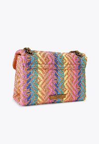 Borsa a tracolla intrecciata con un motivo a spina di pesce in tonalità di rosa, blu e giallo. Include una chiusura a scatto e dettagli in hardware dorato.