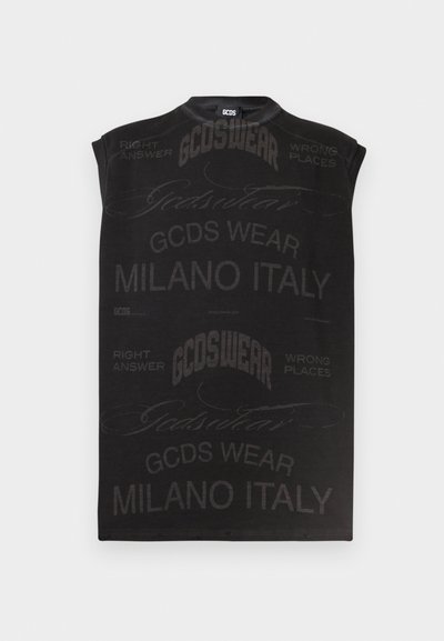Μαύρο αμάνικο μπλουζάκι με επαναλαμβανόμενο σκούρο γκρι κείμενο «GCDS WEAR MILANO ITALY», «RIGHT ANSWER» και «WRONG PLACES» τυπωμένο μπροστά.