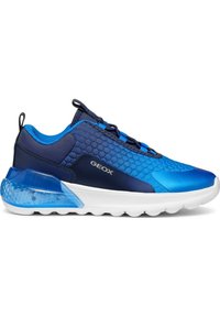 Zapatilla de deporte azul con patrón geométrico, suela blanca, soporte trasero transparente azul y logo "GEOX" en el lateral, diseñada para uso informal.