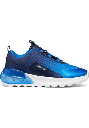 Sneaker bleu à motif géométrique avec semelle blanche, support de talon transparent bleu et logo "GEOX" sur le côté, conçu pour un usage décontracté.
