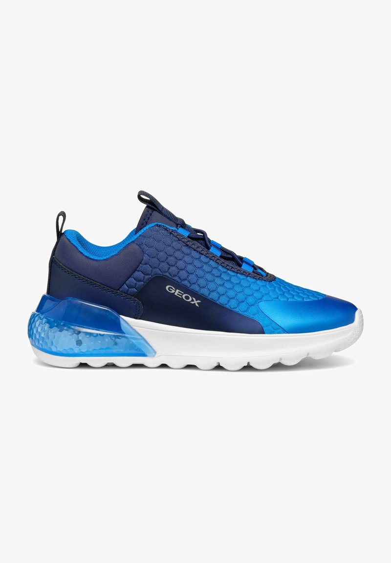 Zapatilla de deporte azul con patrón geométrico, suela blanca, soporte trasero transparente azul y logo "GEOX" en el lateral, diseñada para uso informal.