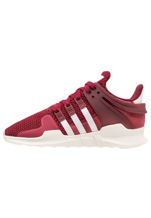 Mørkerød strikket sneaker med hvide detaljer, tre hvide striber på siden, mørkerøde snørebånd og en tyk hvid sål.