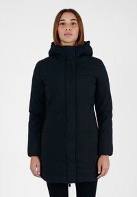 Cappotto imbottito nero con cappuccio, dotato di zip frontale, tasche laterali e maniche lunghe. Tessuto liscio con una leggera lucentezza.
