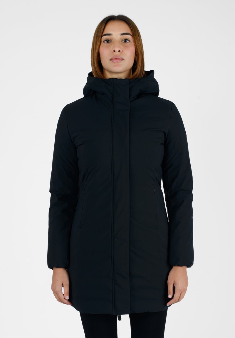 Cappotto imbottito nero con cappuccio, dotato di zip frontale, tasche laterali e maniche lunghe. Tessuto liscio con una leggera lucentezza.