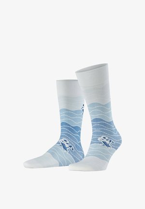 Witte sportsokken met blauwe golfpatronen en kleine illustraties van een strandstoel en parasol bij het enkelgebied.