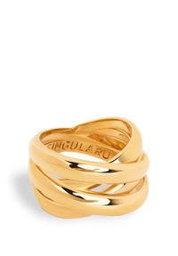 Anello in metallo dorato intrecciato con superfici lisce e lucide; presenta fasce intrecciate e un'incisione interna con il marchio.