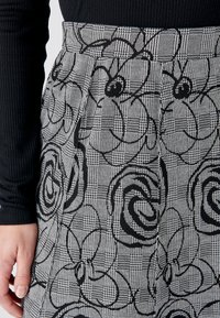 Zwart-witte rok met een bloemenpatroon, textuur lijnen, geplooid ontwerp en een hoge tailleband voor een uitstekende pasvorm.