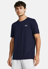 Marineblå kortærmet t-shirt lavet af tekstureret stof med et rutenetmønster. Har en rund halsudskæring og et lille logo på brystet.