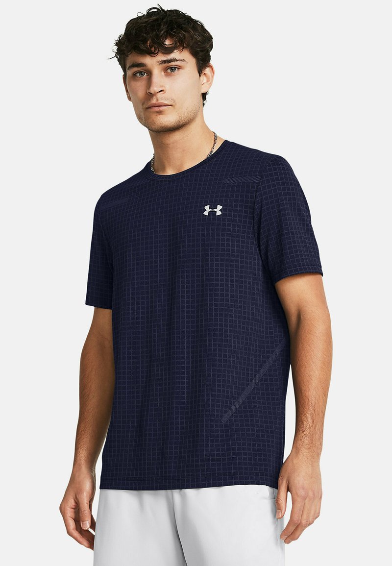 Marineblå kortærmet t-shirt lavet af tekstureret stof med et rutenetmønster. Har en rund halsudskæring og et lille logo på brystet.