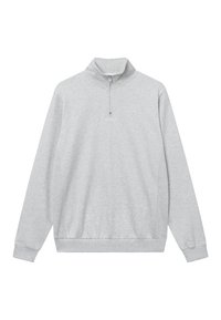Lichtgrijze fleece pullover met een halve rits neck, ribbels aan de manchetten en een fitted zoom. Heeft minimale branding op de borst. Zachte textuur.