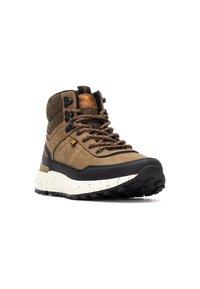 Bota de senderismo impermeable marrón con un upper texturizado, puntera de goma negra, entresuela moteada blanca y suela negra resistente.