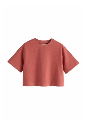 Krátke, rezané tričko oranžovo-hnedej farby so štruktúrovanou textúrou a okrúhlym výstrihom, zobrazené na bielom pozadí.