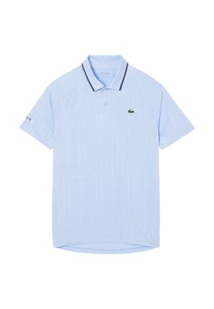 Polo shirt azzurro chiaro realizzato in un tessuto liscio, con un delicato motivo a griglia, rifiniture in blu navy nel colletto e un logo ricamato verde sul petto.