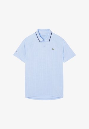 Polo azul claro hecho de una tela suave, con un sutil patrón de cuadrícula, ribete del cuello en azul marino y un logo bordado en verde en el pecho.