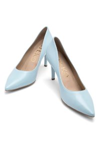 Jasnoniebieskie skórzane szpilki z cienkim noskiem, gładką teksturą oraz subtelnym złotym logo marki na wkładce.