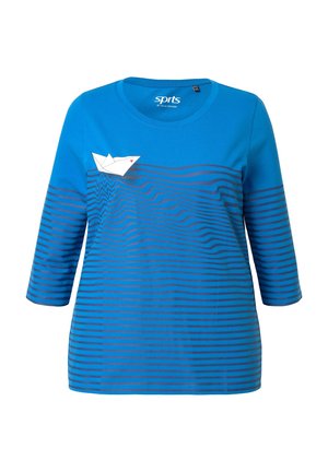 T-shirt en coton bleu à manches trois-quarts, avec des rayures horizontales et un graphique de bateau en origami blanc sur la poitrine.