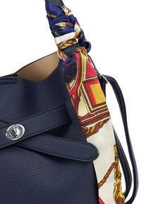 Navy leren handtas met een gerimpelde textuur, voorzien van een met een patroon bedrukte zijden sjaal die aan de schouderband is geknoopt en een metalen accent in zilverkleur.