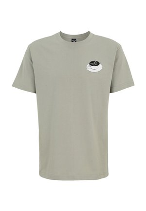 Hellgraues T-Shirt mit einer kleinen Grafik einer weißen Kaffeetasse und Untertasse mit schwarzem Kaffee und gekreuztem Besteck auf der linken Brust.