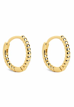 Paire de petites boucles d'oreilles créoles en or avec un design torsadé, rainuré et des fermoirs à charnières sur fond blanc.