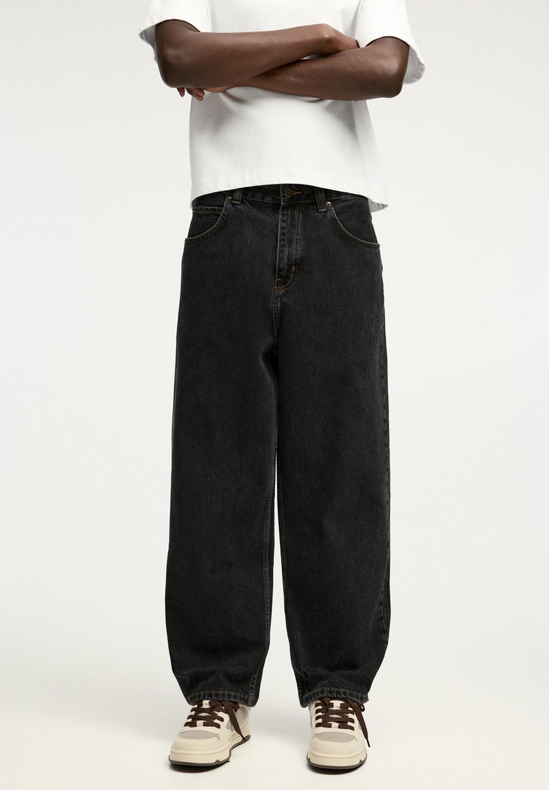 PULL&BEAR - BAGGY LOOSE - Relaxed fit -farkut - black, Suurenna