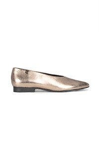 Bailarina metálica bronce con diseño de punta, textura suave y un bajo tacón negro. Presenta un sutil acento de logo.