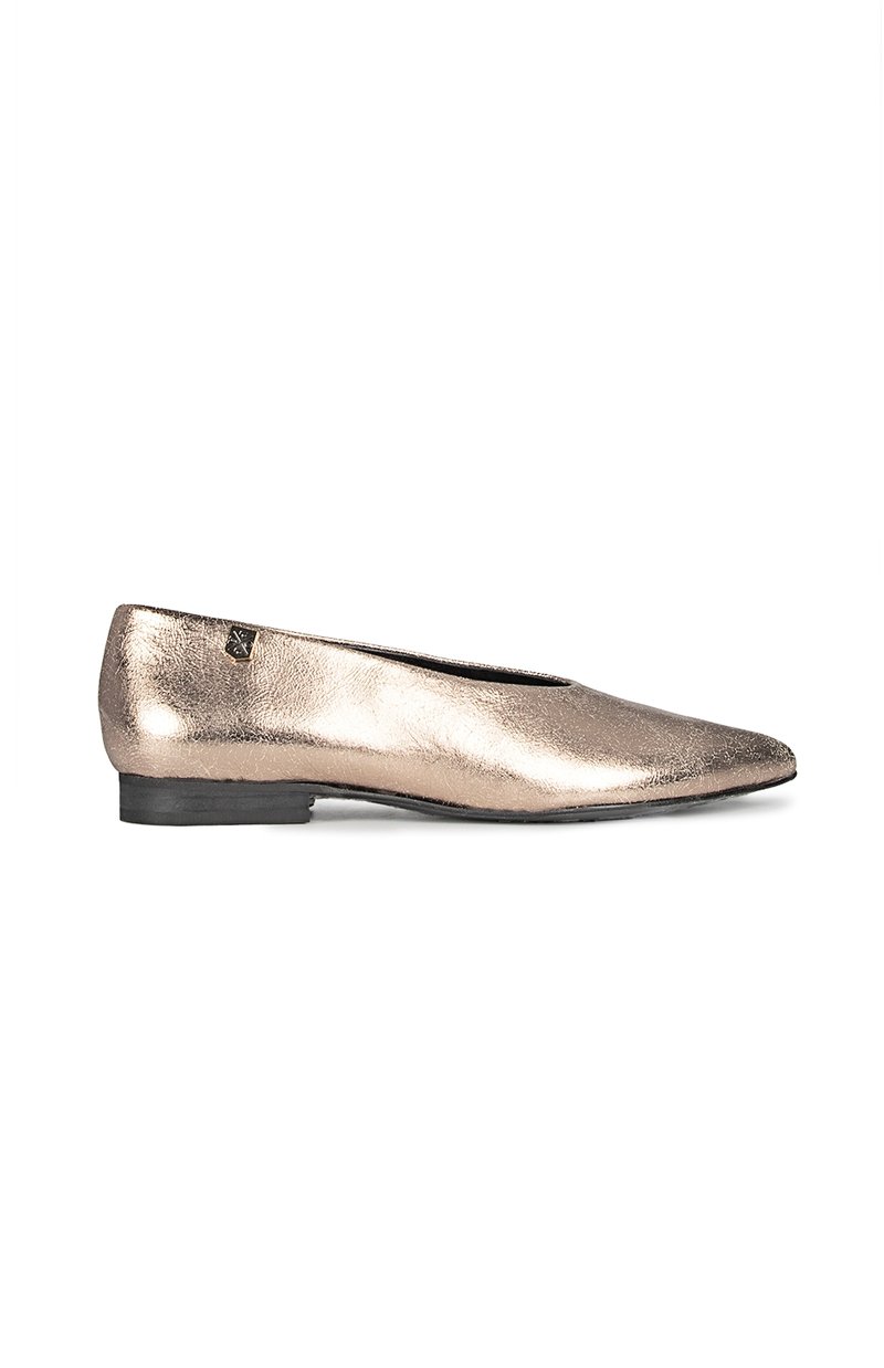 Bailarina metálica bronce con diseño de punta, textura suave y un bajo tacón negro. Presenta un sutil acento de logo.
