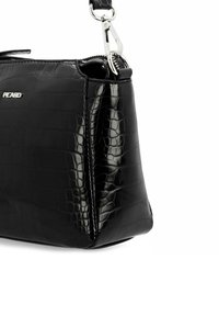 Borsa a tracolla in pelle nera con stampa coccodrillo, con zip in argento e chiusura metallica, dotata di una tracolla removibile.
