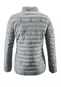 Chaqueta acolchada gris claro con sutiles patrones florales oscuros, de mangas largas y cuello elevado, mostrada desde la parte posterior.
